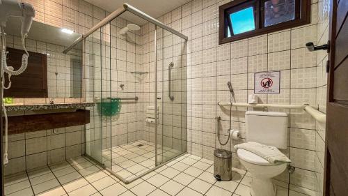巴雷里尼亚斯布里蒂酒店的一间带玻璃淋浴和卫生间的浴室