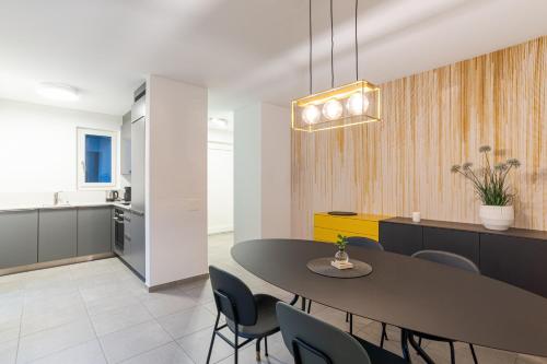 Monte CeneriMarAvilia Apartment - Vicino a Lugano的用餐室以及带桌椅的厨房。