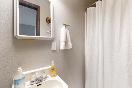 GraylandBreakwater Inn - Kendrick Condo #6的一间带水槽、镜子和淋浴的浴室