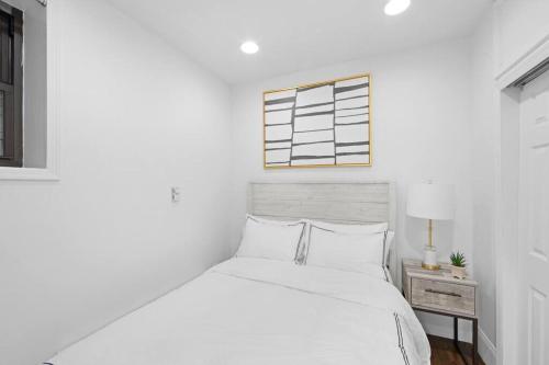 纽约69-4B Modern Lower East Side 1BR PRIME LOCATION的白色的卧室设有床和窗户