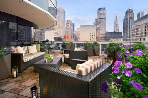 纽约纽约索菲特酒店的带沙发的屋顶露台,享有城市美景