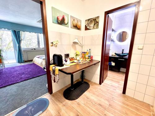 杜塞尔多夫The Stylish&Cozy Apartment with 37㎡ in District 1的客房内的浴室设有一张桌子和一面镜子