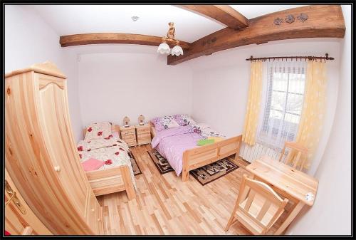 PaleśnicaŚwiety Spokój的一间卧室设有两张床,铺有木地板