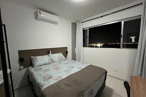 圣维森特岛Apartamento *Vista da Ilha* - Novo Lançamento!的一间卧室设有一张床和一个美景窗户。