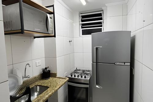 圣维森特岛Apartamento *Vista da Ilha* - Novo Lançamento!的白色的厨房配有冰箱和水槽