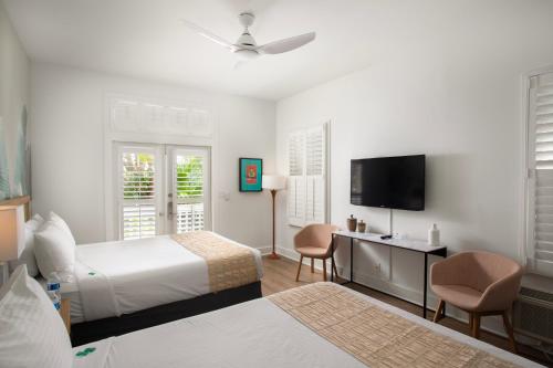 基韦斯特天堂酒店 - 仅供成人入住的酒店客房设有两张床和一台平面电视。