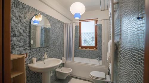 滨海波利尼亚诺小巷住宿加早餐旅馆的一间带水槽、卫生间和镜子的浴室