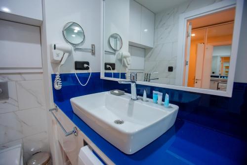 巴统Welcome To Batumi的浴室设有白色水槽和镜子