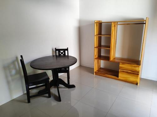 希门尼斯港Casa Osa Azul的桌椅和木制橱柜