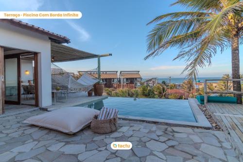 泰巴Casa Desert Point com piscina vista mar por Tactu的一座别墅,设有游泳池和棕榈树