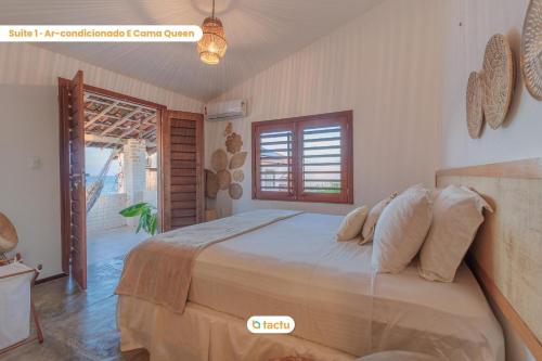 泰巴Casa Desert Point com piscina vista mar por Tactu的一间卧室,卧室内配有一张大床