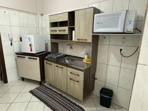 弗朗西斯科贝尔特朗Apartamento com mobília nova 201!的一间带水槽和微波炉的小厨房