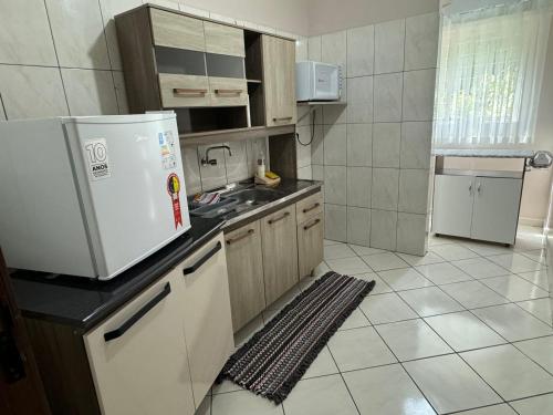 弗朗西斯科贝尔特朗Apartamento com mobília nova 201!的一间带冰箱和水槽的小厨房