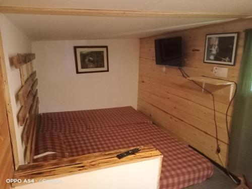 蒙圭CASA BAHAREQUE HOSPEDAJE的一间小卧室,配有一张床和电视