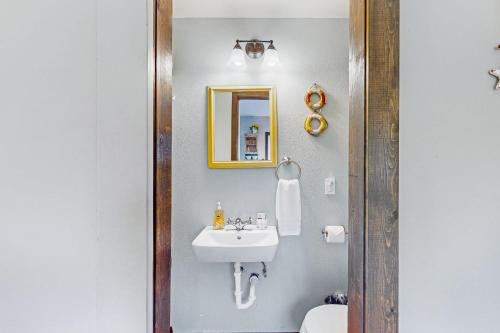 GraylandBreakwater Inn - Bulfinch Condo #5的一间带水槽和镜子的浴室