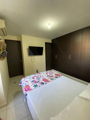 Apartamento de Lujo Conjunto Marsella Real客房内的一张或多张床位