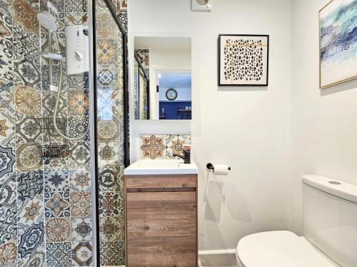 切尔滕纳姆Cobblestone Studio的带淋浴、卫生间和盥洗盆的浴室