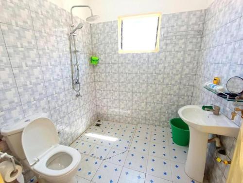 洛美Chic Appart Climatisé Wifi 1er Etage的一间带卫生间和水槽的浴室