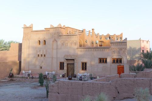 扎古拉riad dar susan的沙漠中间的一座古老建筑