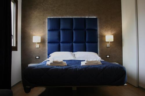 阿格里真托班布奢华住宿加早餐旅馆的蓝色的床,上面有两条毛巾