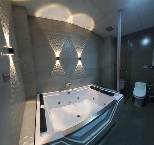 昆卡Stelar Hostal的浴室配有大浴缸及卫生间