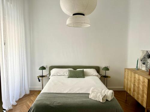 阿尔巴塞特Apartamento Marqués de Villores centro的卧室配有一张白色墙壁的大床