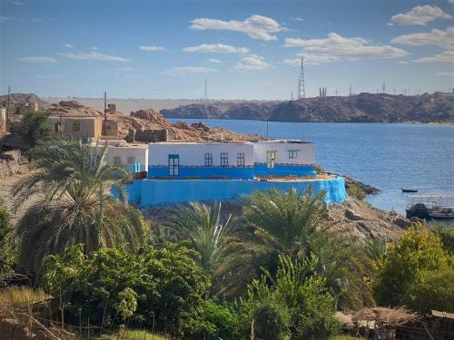阿斯旺Humble Nubia的水边的蓝色和白色建筑