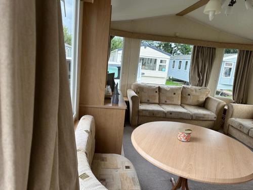 Kinmel BayPrivate holiday home on Lyons Winkups holiday park, North Wales.的带沙发和咖啡桌的客厅