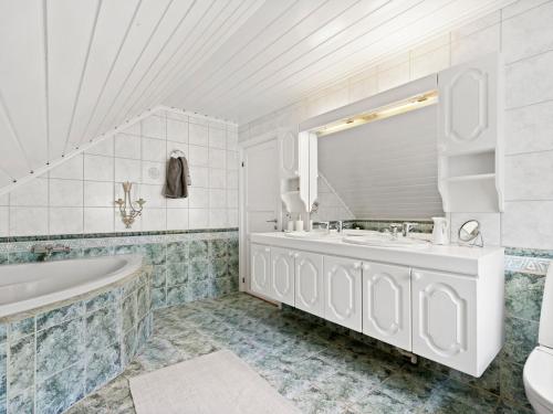 腓特烈斯塔skogro的白色的浴室设有浴缸和水槽。