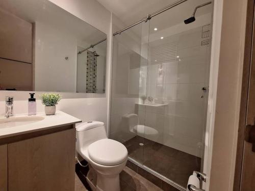 马尼萨莱斯Apartamento Manizales II的带淋浴、卫生间和盥洗盆的浴室