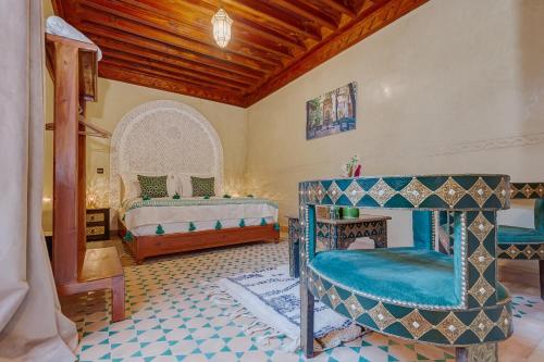 马拉喀什Riad Amalia的一间设有两张床和椅子的房间