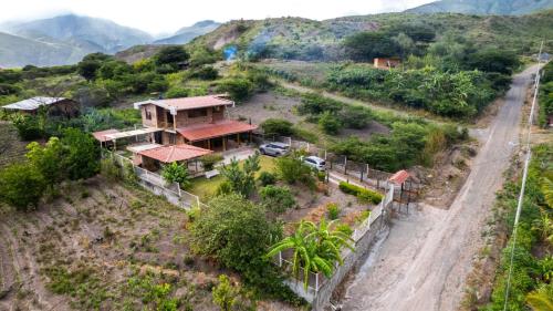 卡塔马约Casa Ensueño的土路旁山丘上的房屋