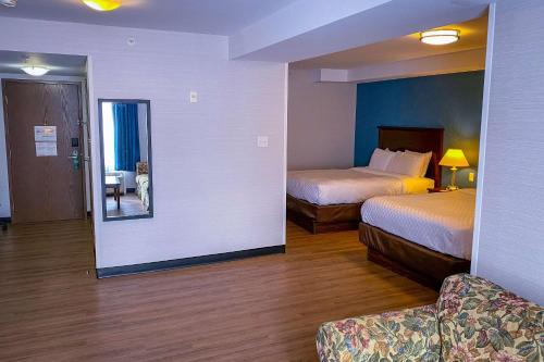 渥太华新奥尔良品质酒店的酒店客房,设有两张床和镜子
