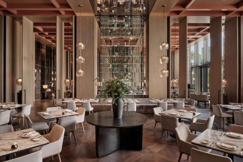 深圳深圳康莱德酒店 - 首轮迷你吧免费的一间带桌椅的餐厅和一间窗户的房间