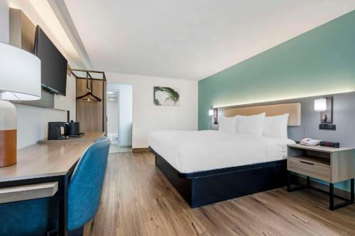 圣地亚哥Comfort Inn Sea World Area的酒店客房设有一张大床和一张书桌。