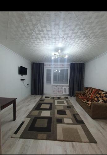 卡拉甘达Двухкомнатная квартира на юго-востоке г.Караганда的客厅配有沙发和桌子