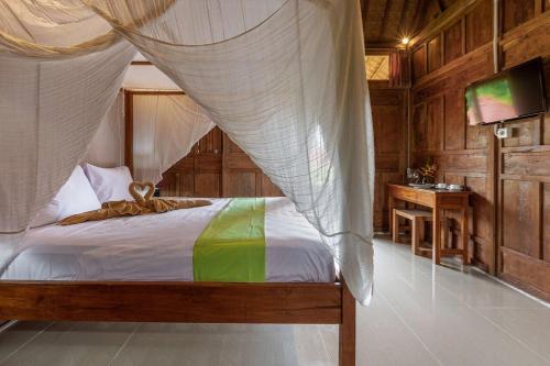 坎古Desaku Bungalows的一间卧室配有一张带蚊帐的床