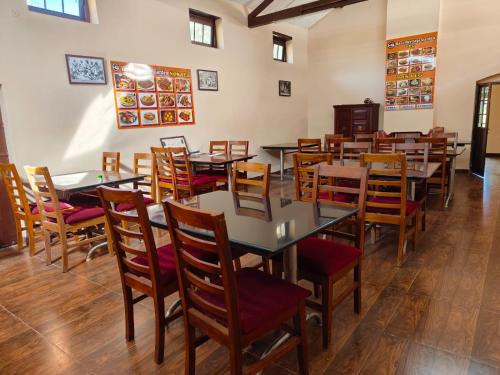 乌提Heritage Inn by Brown Tree Resorts的用餐室配有桌椅
