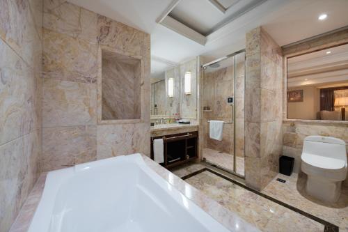 广州粤大金融城国际酒店的大型浴室设有卫生间和淋浴。