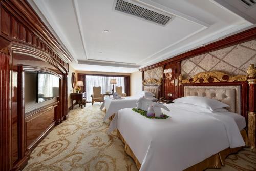 广州粤大金融城国际酒店的一间酒店客房,房间内设有三张床
