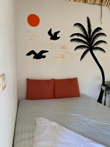 El Paredón Buena VistaCuarto Palma的一间卧室,配有鸟和棕榈树床