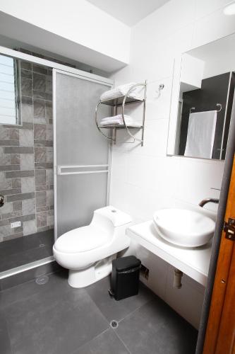 库斯科Latinos House Cusco的白色的浴室设有卫生间和水槽。