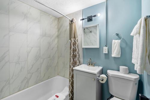 康瑟尔布拉夫斯Broadway Inn的浴室配有白色卫生间和淋浴。