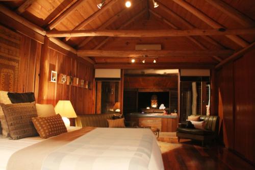 沃洛比卧龙比布莱尔阿托尔山林小屋的一间卧室设有一张床和一间客厅。