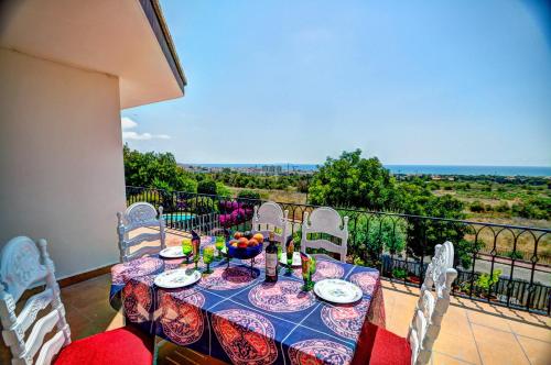 锡切斯Can Ferran by Hello Homes Sitges的阳台配有餐桌和椅子