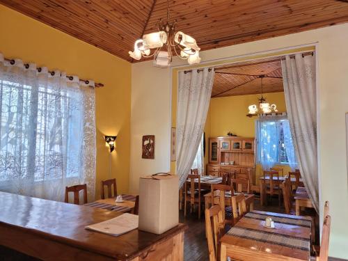 菲亚纳兰楚阿Residence MATSIATRA的用餐室配有木桌和椅子