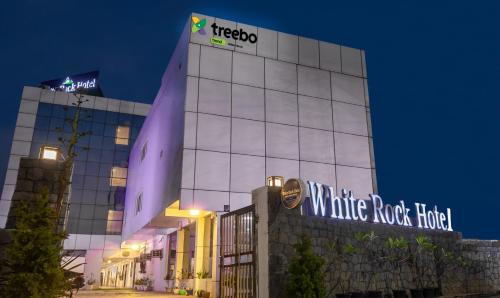 古尔冈Treebo Trend White Rock - Sohna Road的建筑一侧有标志的酒店