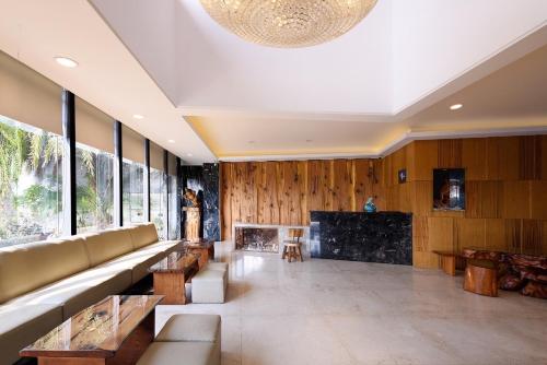 小琉球岛小琉球海明珠渡假旅店的带沙发和壁炉的客厅