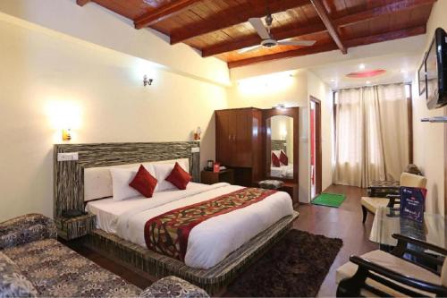 奈尼塔尔Goroomgo Moon Nainital Near Naini Lake - Parking & Lift Facilities -Hygiene and Spacious Room - Best Seller的一间卧室,卧室内配有一张大床