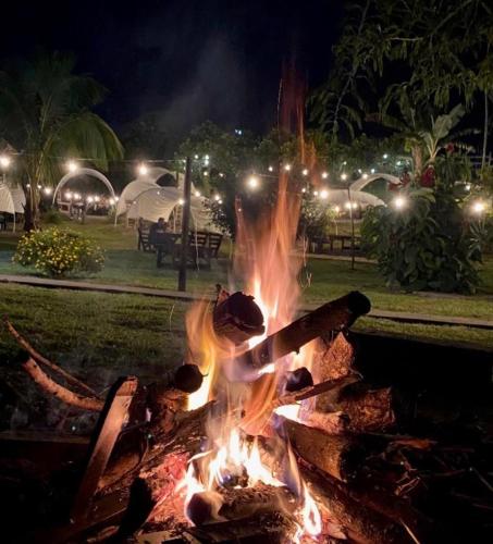 蒙特内哥罗Hotel Campestre Veredal - Quindío - Eje Cafetero的公园的火坑